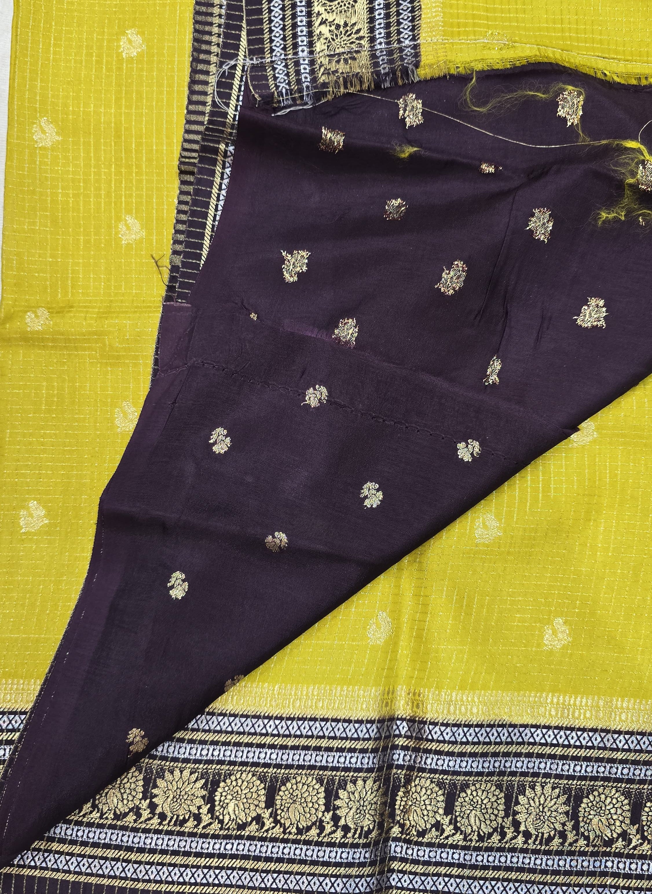 Vintage Checks Sarees - 3189